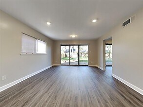 3215 Sycamore Springs Dr in Houston, TX - Building Photo - Building Photo