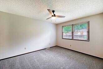 1100-1102 E Redwood Rd in Derby, KS - Building Photo - Building Photo
