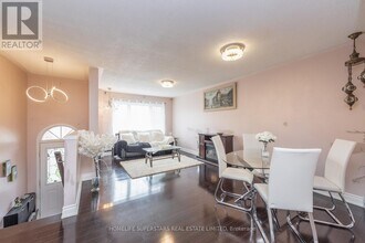 3020-3020 Cedarglen Gate in Mississauga, ON - Building Photo - Building Photo