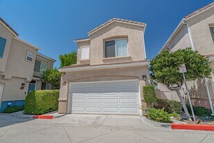27909 Crown Ct Cir in Santa Clarita, CA - Building Photo