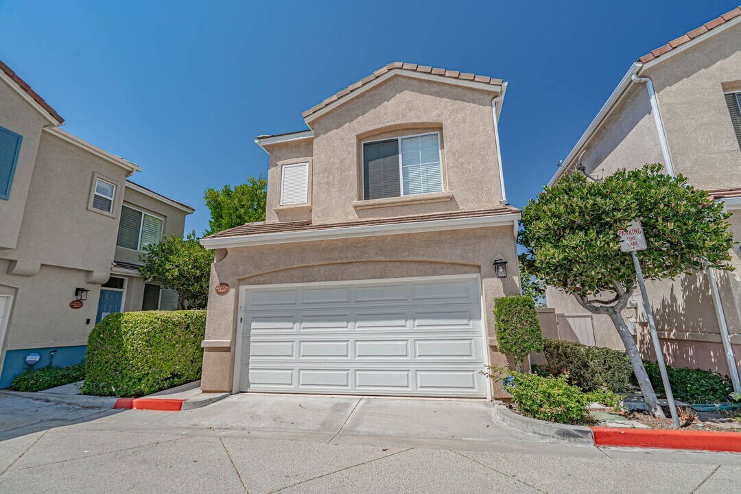 27909 Crown Ct Cir in Santa Clarita, CA - Building Photo