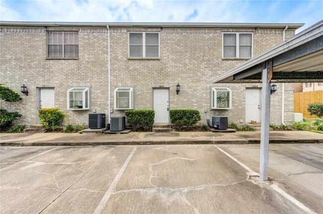 7657 Cambridge St in Houston, TX - Foto de edificio - Building Photo