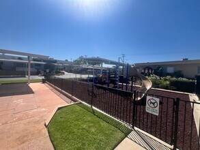 500 Rancheros Dr in San Marcos, CA - Foto de edificio - Building Photo