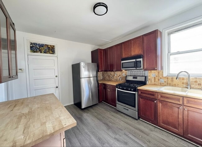 2908 N Springfield Ave