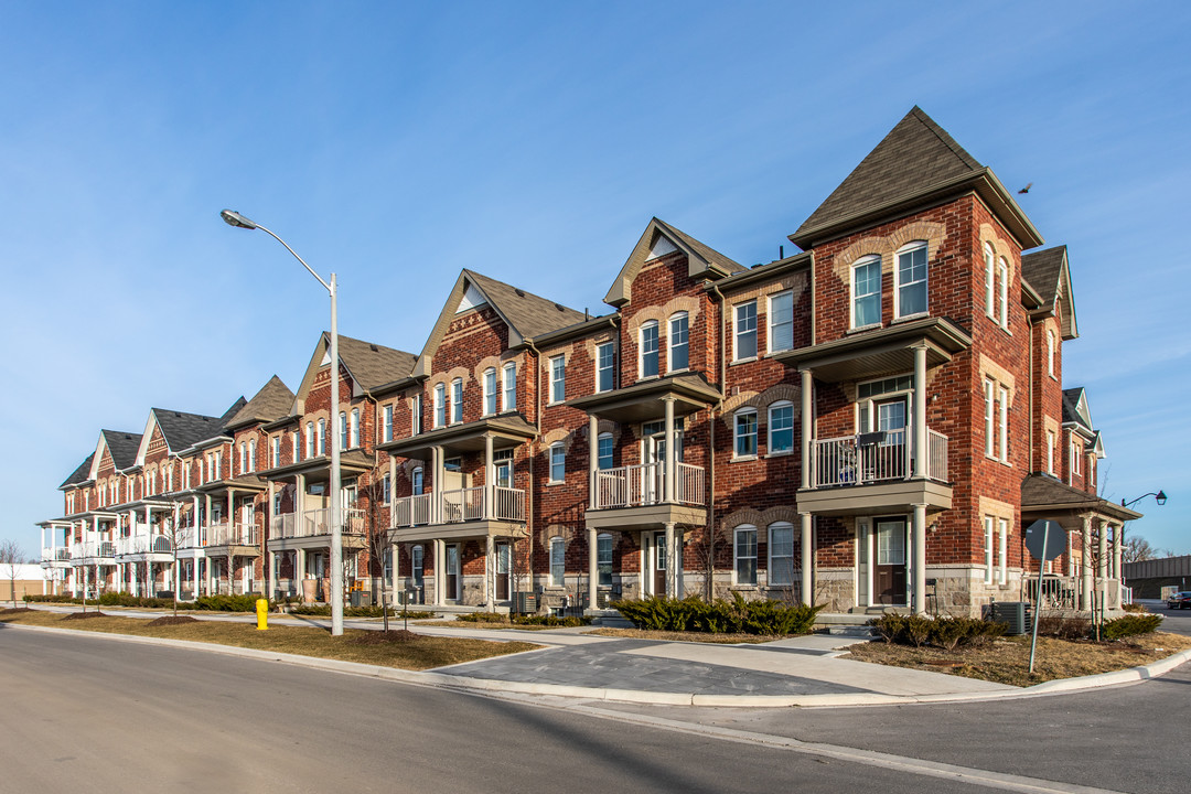 Woodbridge Crossing in Vaughan, ON - Building Photo