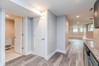 2200 N Kenneth Ave, Unit #G in Chicago, IL - Foto de edificio - Building Photo