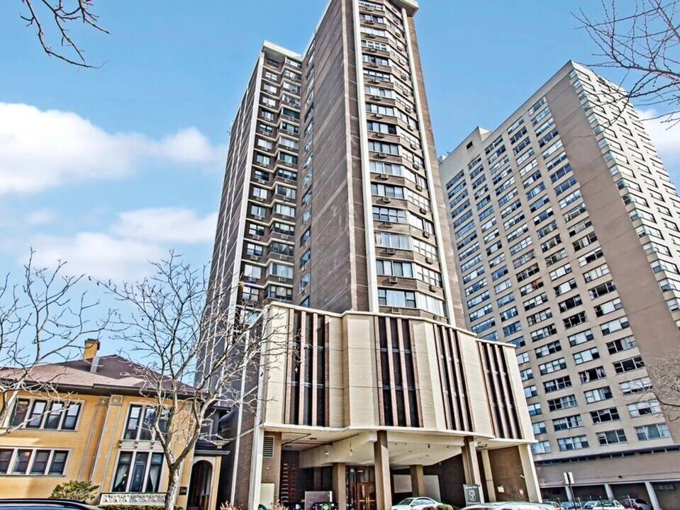 6325 N Sheridan Rd in Chicago, IL - Building Photo