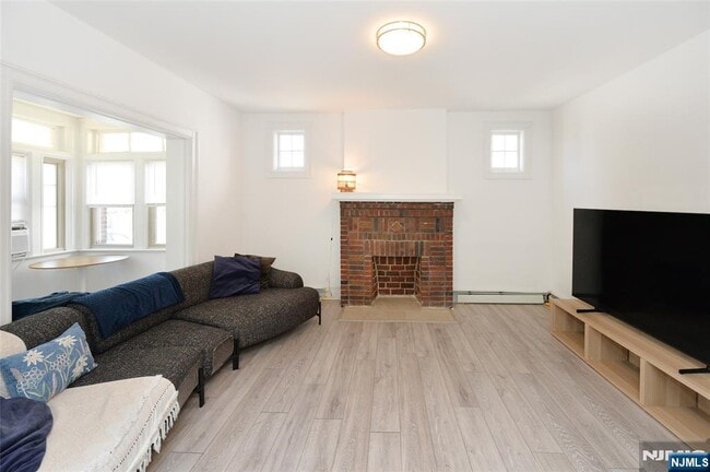 property at 6 Glen St
