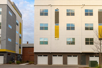 The Flats at the Mill at Broadway in Sacramento, CA - Foto de edificio - Building Photo