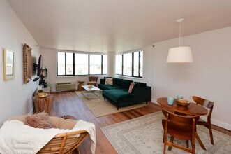 551 Observer Hwy in Hoboken, NJ - Building Photo - Building Photo