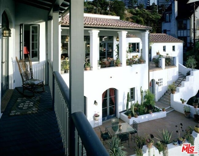 242 Mabery Rd in Santa Monica, CA - Building Photo - Building Photo