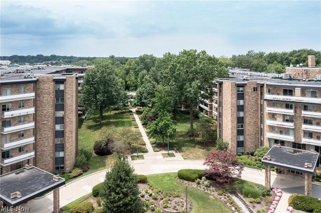 2112 Acacia Park Dr in Lyndhurst, OH - Building Photo - Building Photo