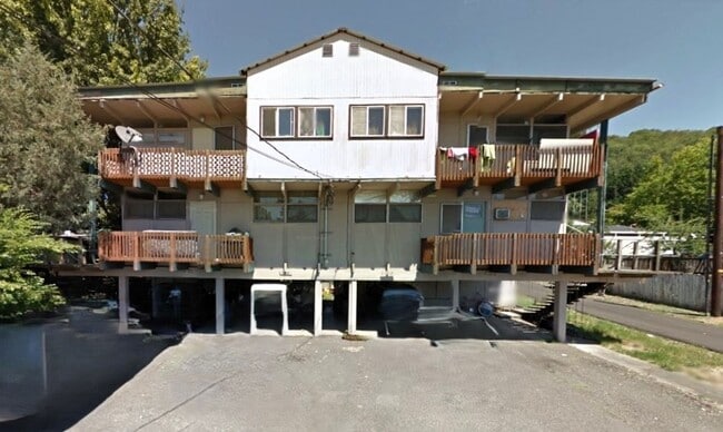 1212-1214 NE Malheur Ave in Roseburg, OR - Foto de edificio - Building Photo