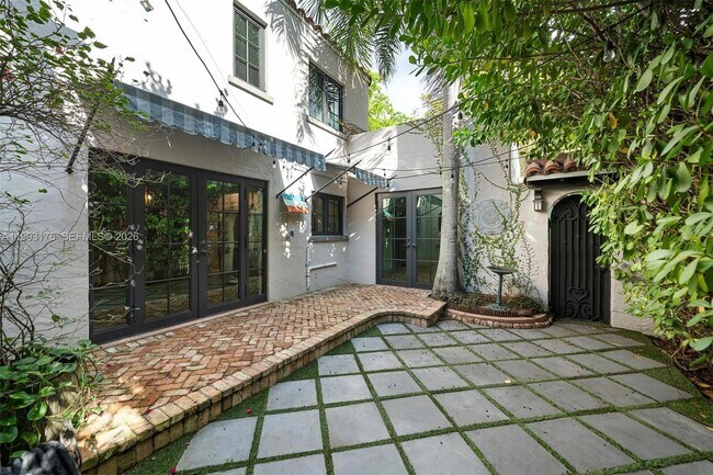 447 Giralda Ave in Coral Gables, FL - Building Photo - Building Photo