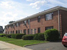 63 W Valley Stream Blvd in Valley Stream, NY - Building Photo