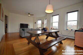 256 Aspinwall Ave, Unit 3 in Brookline, MA - Building Photo - Building Photo
