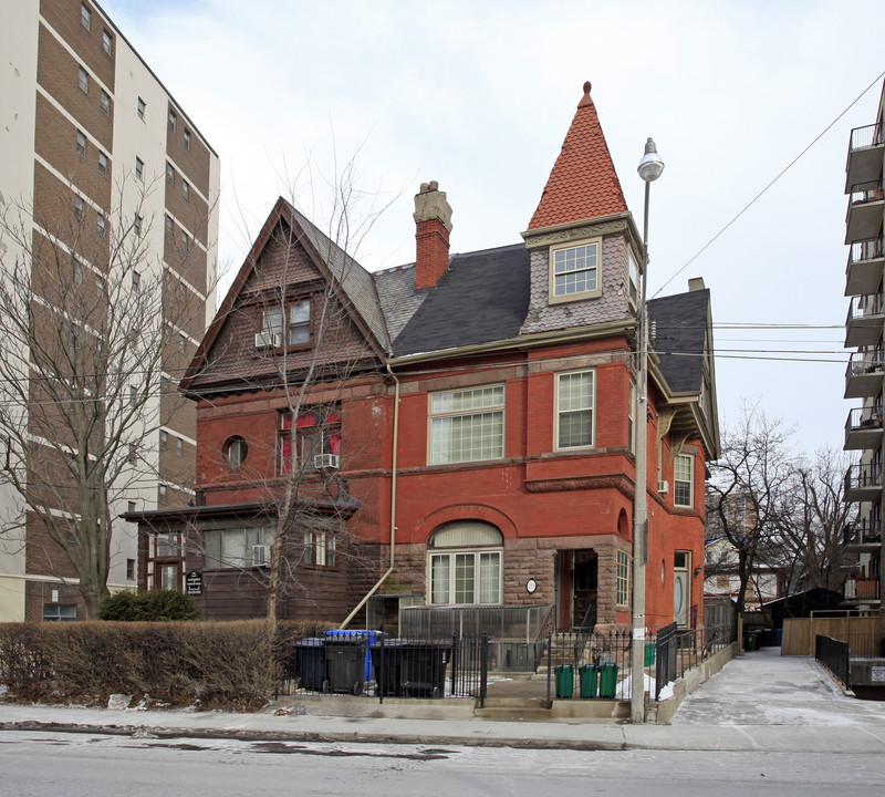 275 St George St in Toronto, ON - Building Photo