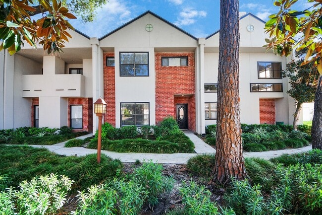 2468 Bering Dr in Houston, TX - Foto de edificio - Building Photo