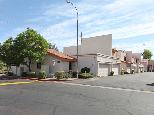 Por Of Fountain Shadows in Glendale, AZ - Building Photo - Building Photo