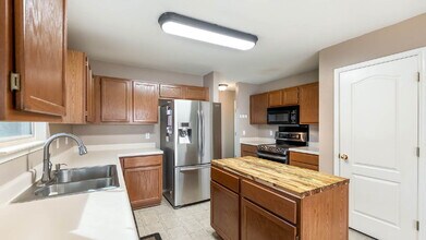 638 Coral Harbor in San Antonio, TX - Building Photo - Building Photo