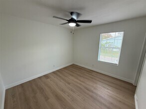 24010 Perkins Rd in Porter, TX - Foto de edificio - Building Photo