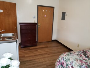 Adams Street Apartments - No Fee, Short Term in Waltham, MA - Building Photo - Building Photo