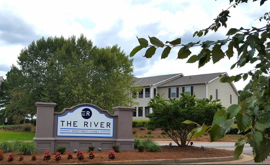 The River Apartments in Valley, AL - Foto de edificio