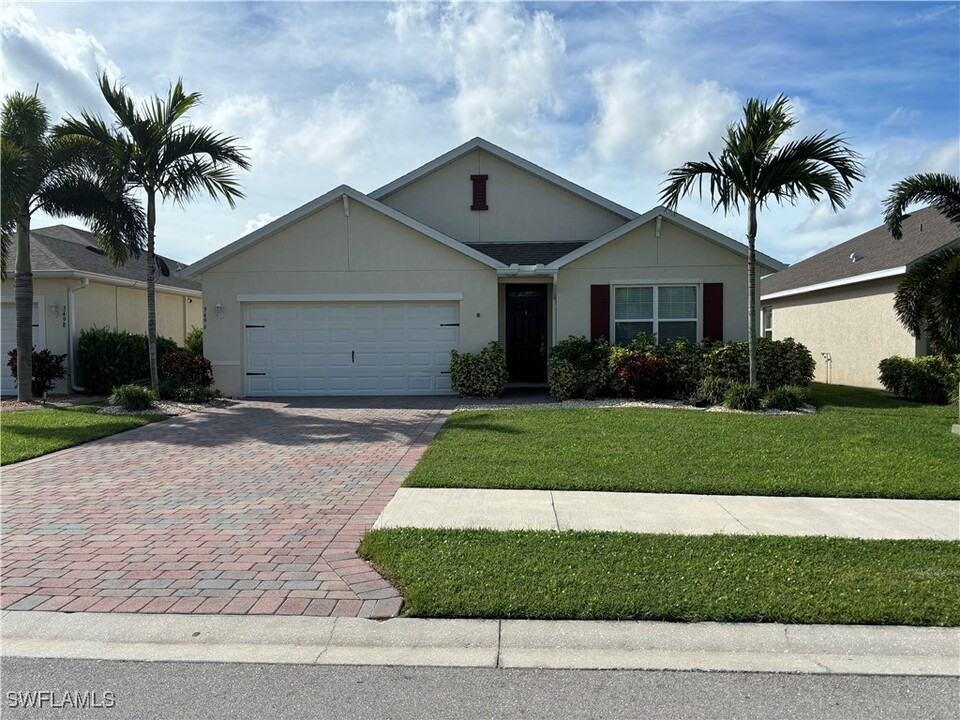 3496 Acapulco Cir in Cape Coral, FL - Foto de edificio