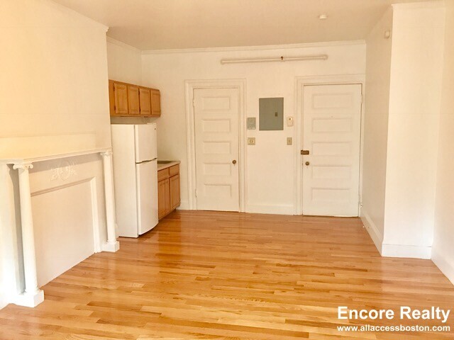 1061 Beacon St, Unit 7 in Brookline, MA - Building Photo - Building Photo