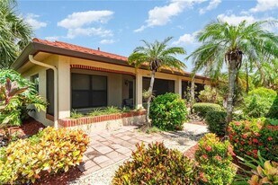 2005 Pine Isle Ln in Naples, FL - Building Photo