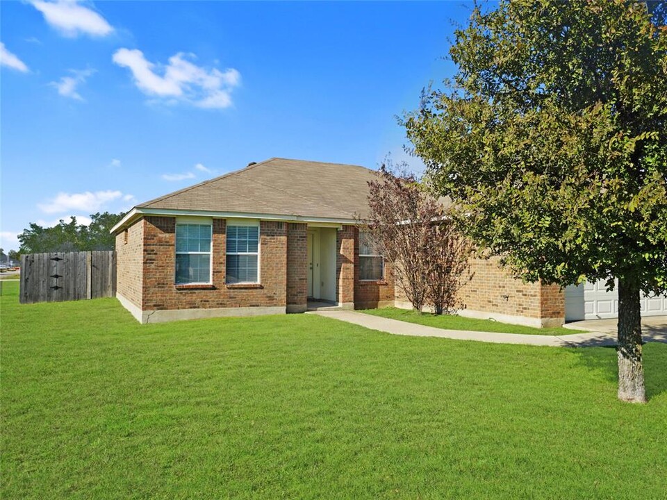 2801 Don Hill Ln in Taylor, TX - Foto de edificio