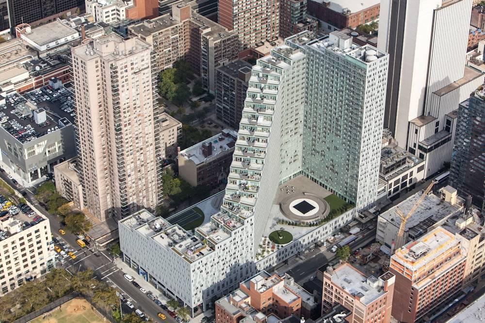 550 W 54th St in New York, NY - Building Photo