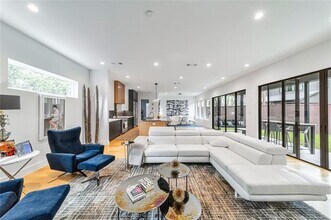 9753 Mixon Dr in Dallas, TX - Building Photo - Building Photo