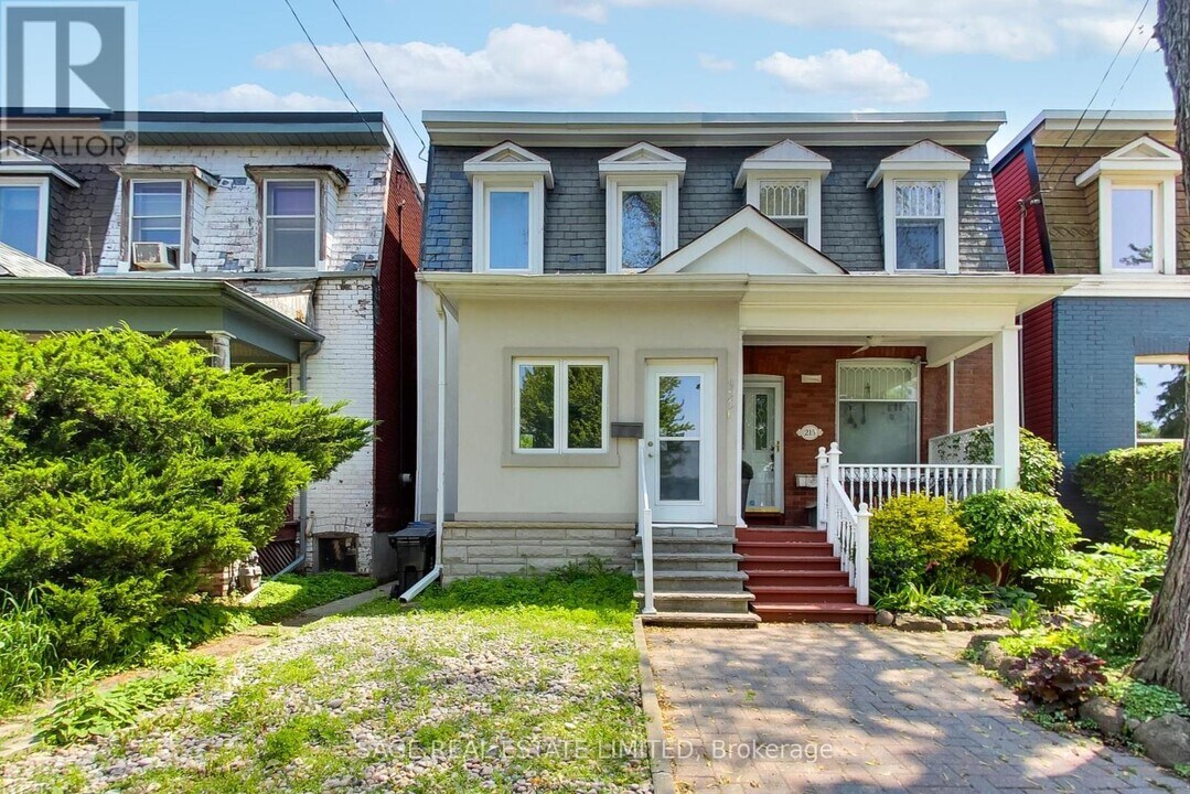 217 Booth Ave in Toronto, ON - Building Photo