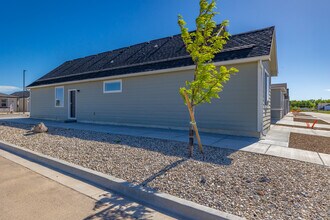 1898 N W Enterprise St in Mountain Home, ID - Building Photo - Building Photo