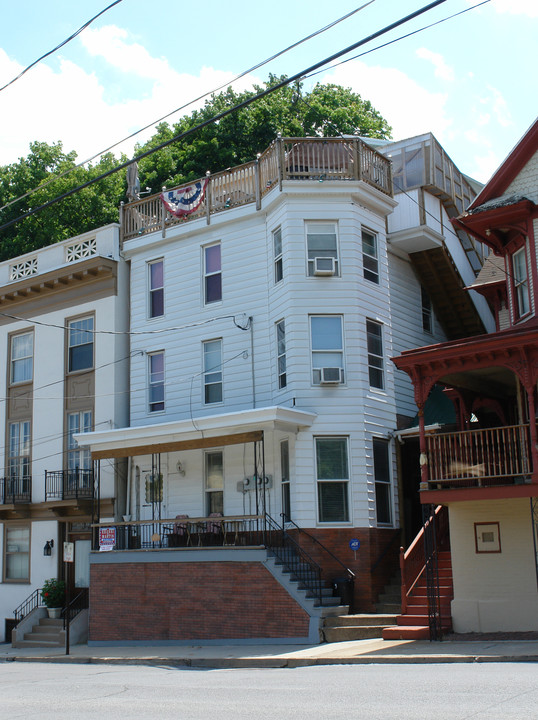 142 E Lincoln St in Shamokin, PA - Foto de edificio