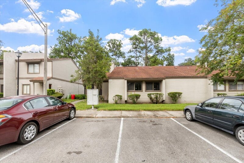 8300 Plaza Gate Ln in Jacksonville, FL - Building Photo