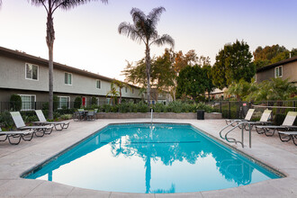 Yorba Linda Pines Apartments in Yorba Linda, CA - Building Photo - Building Photo