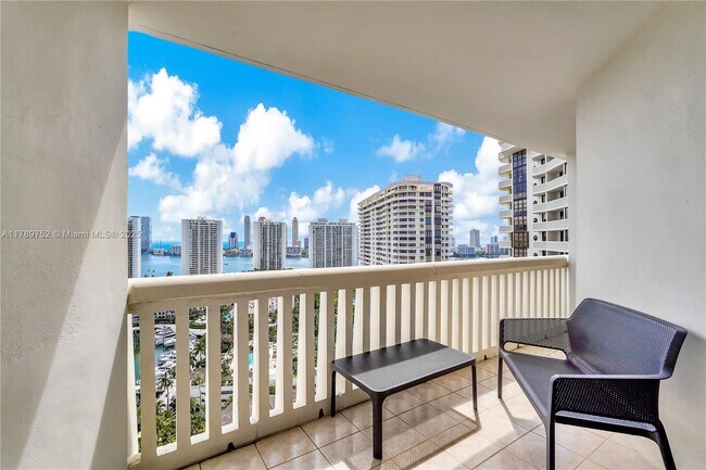 1000 E Island Blvd in Aventura, FL - Building Photo - Building Photo