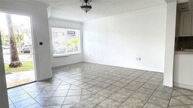 511 NW 82nd Ave, Unit 407 in Miami, FL - Foto de edificio - Building Photo