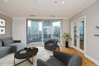 10 E Delaware Pl in Chicago, IL - Foto de edificio - Building Photo