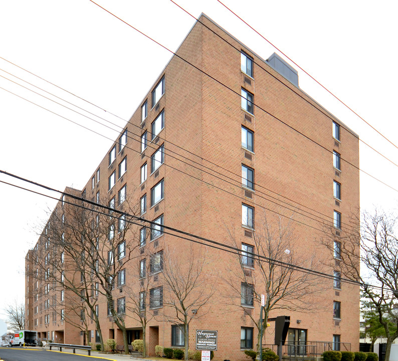 Huguenot House in New Rochelle, NY - Building Photo