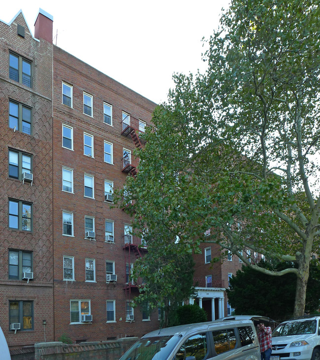 305 Ocean Parkway in Brooklyn, NY - Building Photo - Building Photo