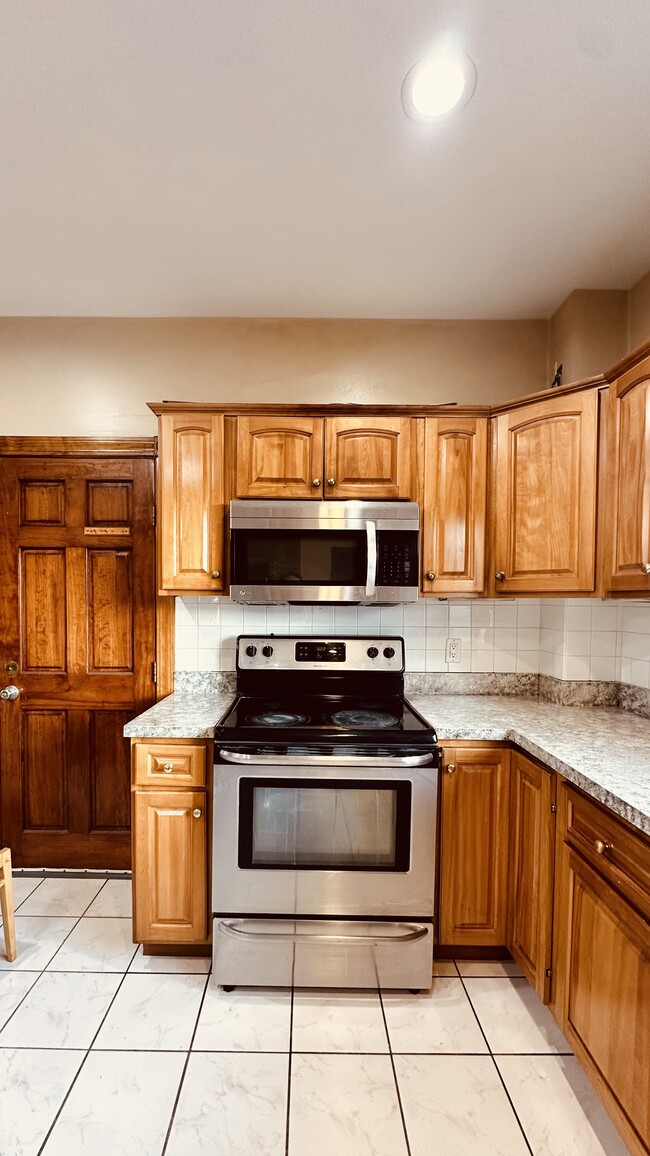 422 Charles St, Unit 2 in Malden, MA - Building Photo - Building Photo