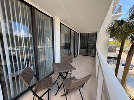 3731 N Country Club Dr in Aventura, FL - Building Photo