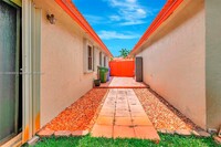 700 SW 113th Ave in Pembroke Pines, FL - Building Photo - Building Photo