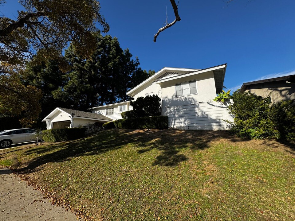 2332 Hillhurst Ave in Los Angeles, CA - Building Photo