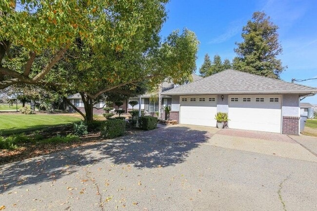 2743 E Nees Ave in Clovis, CA - Building Photo - Building Photo