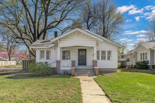 property at 830 E Delmar St