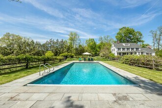 74 Melville Rd in Hyde Park, NY - Building Photo - Building Photo